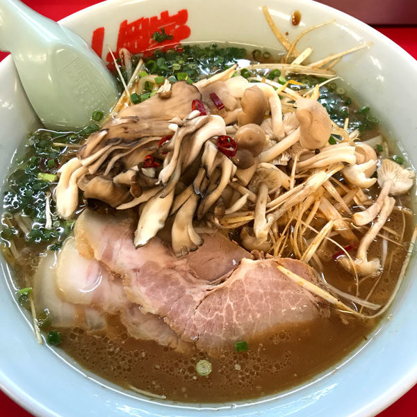 「絶品！きのこ醤油ラーメン ライスセット 980円」@ラーメン山岡家 伊勢崎宮子店の写真