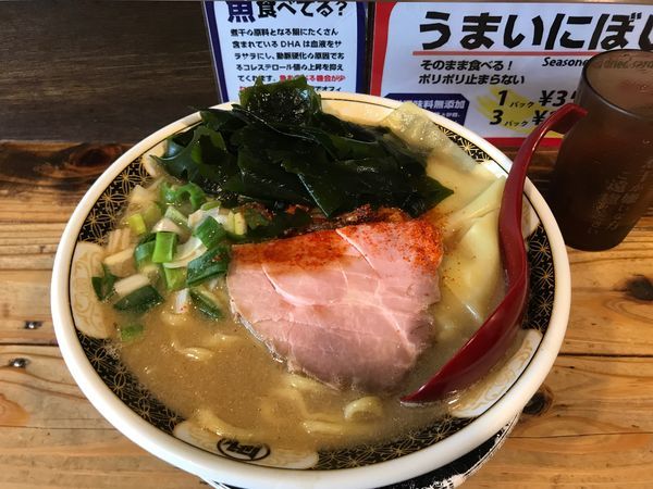 「煮干ラーメン（塩、2辛）+ わかめ 850+100円」@すごい煮干ラーメン凪 新宿ゴールデン街店 本館の写真