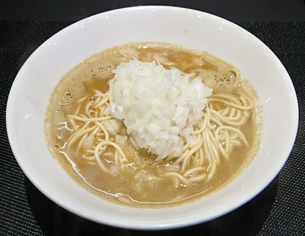 「かけそば&替え玉＋玉ねぎ増し」@煮干乱舞の写真