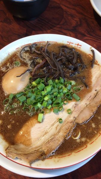 「黒い豚骨ラーメン」@中華そば専門 めんやいただきの写真