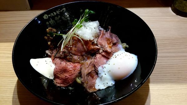 「ローストビーフ油そばダブル温玉」@ローストビーフ油そば ビーストの写真