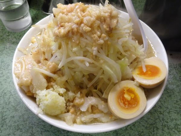 「ラーメン（750円）＋味付煮玉子　ヤサイニンニクアブラ固まり」@ラーメン二郎 新宿小滝橋通り店の写真