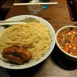 辛つけ麺　880円　麺600グラム