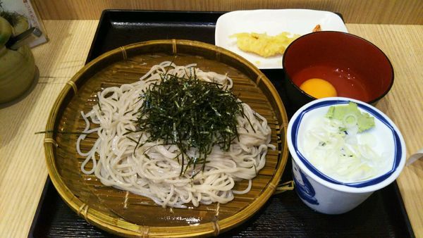 「天ざるそば大盛＋生玉子」@そば処 信州屋 新宿南口店の写真