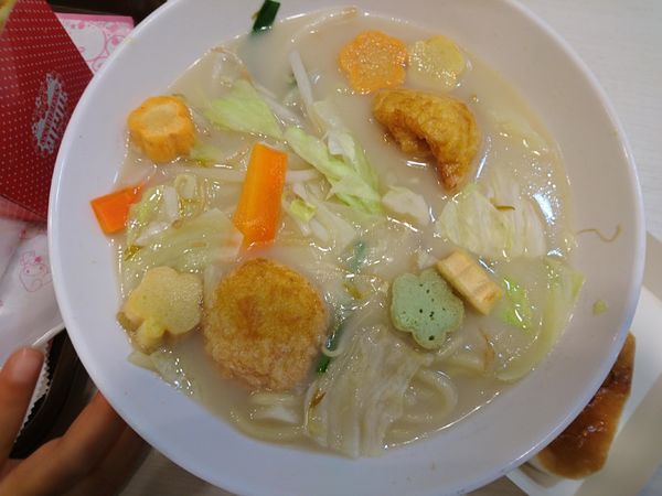 「野菜たっぷりキティちゃんぽん」@キャラクターフードコートの写真