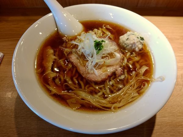 「しょうゆらーめん(並盛・160g・手打ち縮れ麺)850円」@中華蕎麦 あお木の写真