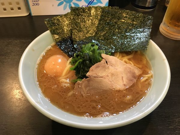 「ラーメン＋煮玉子＋ビール」@横浜家系豚骨醤油極太麺 侍 伏見店の写真
