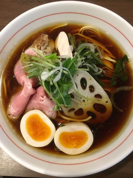「青森にんにくとシャモロックのたまり醤油ラーメン +味玉」@八咫烏の写真