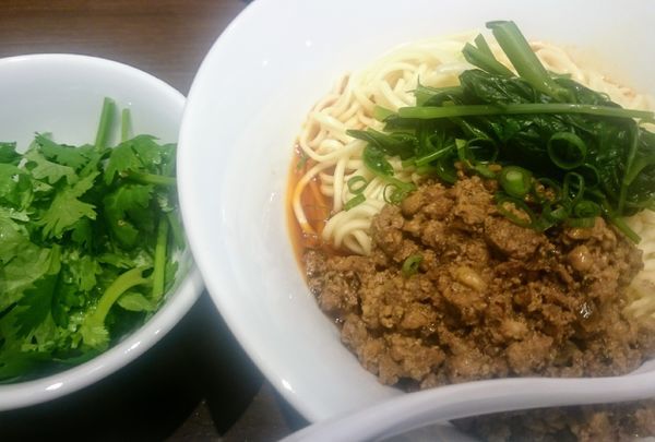 「成都式タンタン麺＋パクチー＋大盛り」@六坊担担面の写真