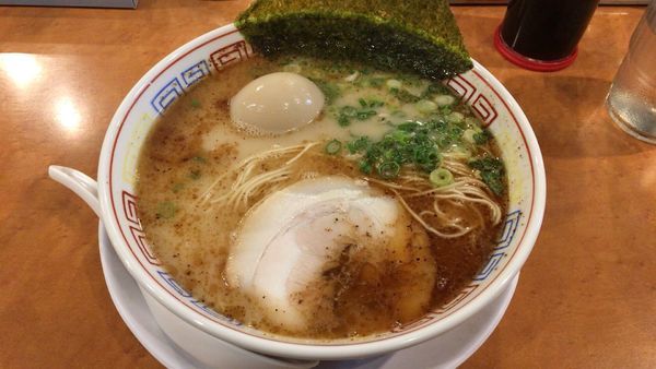 「黒豚骨らーめん+味玉」@つけ麺中華そば 節 本八幡店の写真