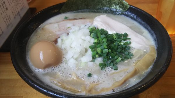 「【気まぐれメニュー】鶏そば（大盛）¥850＋味玉￥100」@つけ麺 弥七の写真