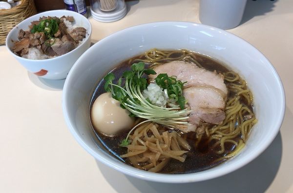 「黒だし半熟玉子らぁ麺＋ミニチャーシュー丼」@らぁ麺 ひなたの写真