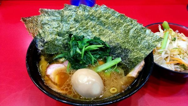「チャーシューメン(野菜畑・味玉・のり)」@家系総本山 ラーメン吉村家の写真