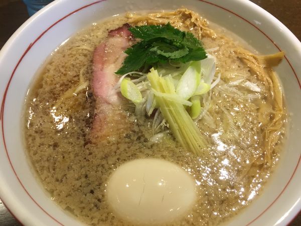 「背脂地鶏中華そば［醤油 大盛り］」@麺や 虎徹の写真