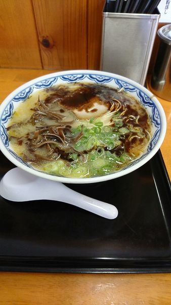「黒ラーメン620円　替え玉無料」@由丸製麺所の写真