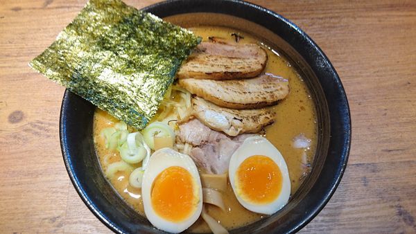 「味噌らーめん + 特製バラチャーシュー + クーポン玉子」@北海道らーめん 楓 日ノ出町店の写真