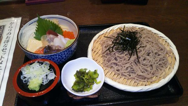「ランチセット（ざるそば大盛＋海鮮刺身丼） 1180円」@青山がらり つくば店の写真