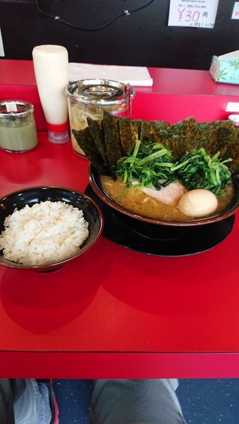 「大ラーメン＋ほうれん草W＋味玉＋海苔増し＋ライス」@家系ラーメン王道 王道之印の写真