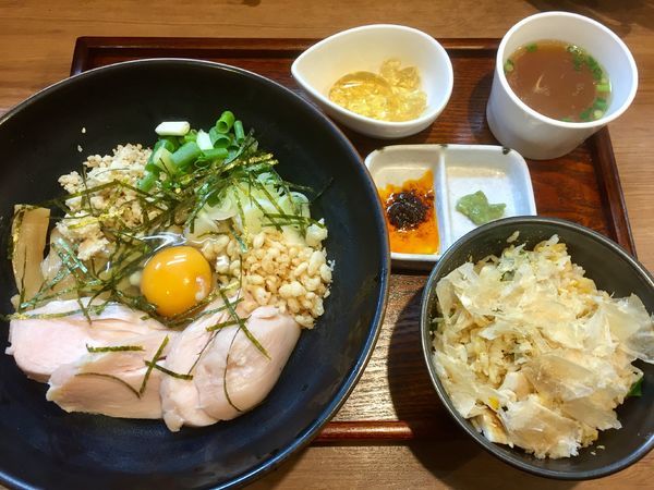 「【8月の限定】鶏出汁入り具沢山まぜSOBA ￥1000」@麺家 Shumen Doushiの写真