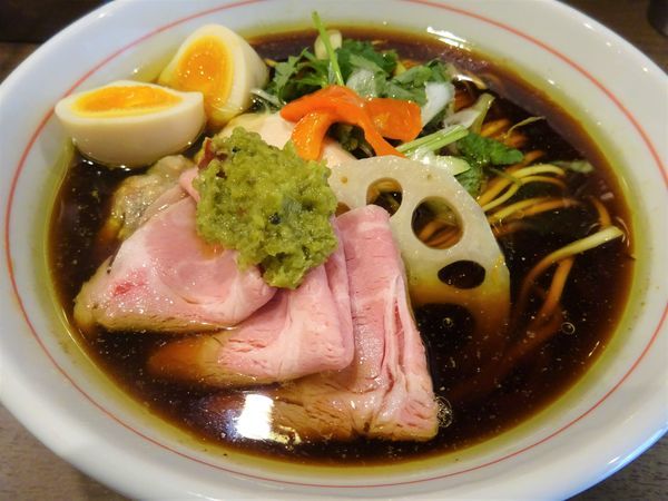 「青森にんにくと軍鶏69のたまり醤油ラーメン ＋ 和え玉ハーフ」@八咫烏の写真