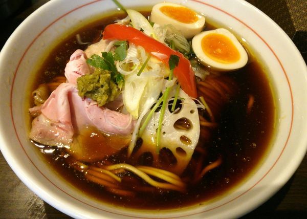 「【限定】青森にんにくと軍鶏69のたまり醤油ラーメン1000円」@八咫烏の写真