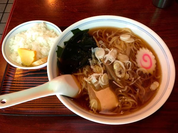 「ラーメン（元祖中華麺）＋ライス小（サービス）」@品香亭の写真