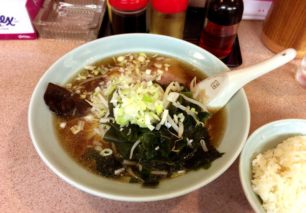 「ラーメン(醤油/520円)+半ライス(190円)」@新鑫の写真
