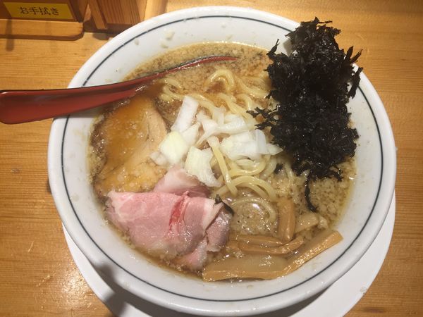 「背脂醤油ラーメン」@焼きあご塩らー麺 たかはし 新宿本店の写真