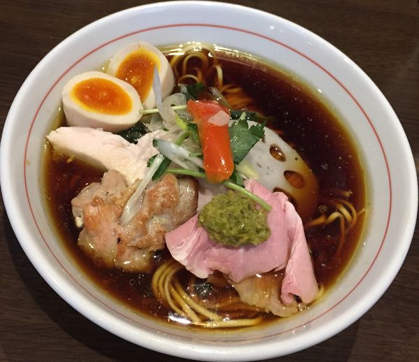 「青森にんにくと軍鶏69のたまり醤油ラーメン1000円」@八咫烏の写真
