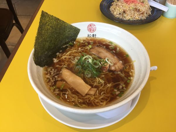 「醤油拉麺」@松軒 中華食堂 千歳烏山店の写真
