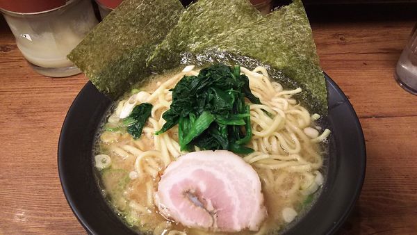 「醤油豚骨＋麺大盛り」@横浜家系ラーメン 鶯家の写真