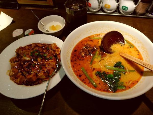 「ラーメンセット(タンタン麺＋麻婆豆腐丼)880円」@上海華龍 ヤマダ電機LABI1高崎店の写真