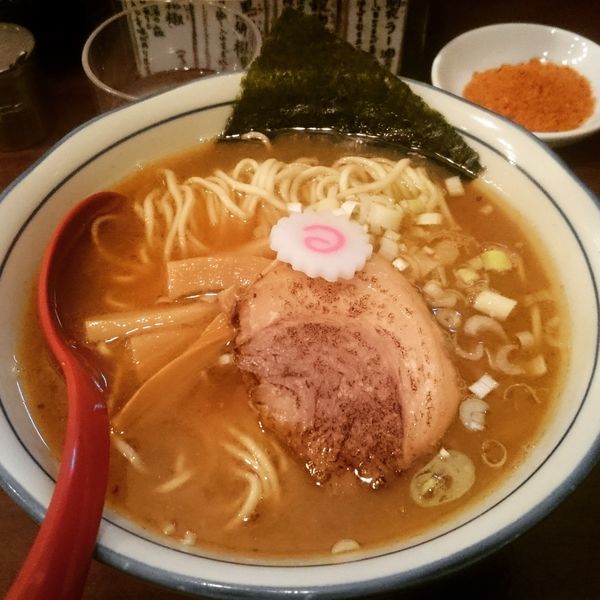 「中華そば 大盛 680円 ＋辛い魚粉(クーポン)」@鰹節 辻もと つけ麺処の写真