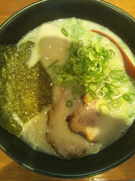 「博多らーめん（味玉トッピング）」@一笑の写真