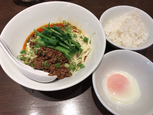 「【成都式】汁なし担々麺　温玉　小ごはん」@六坊担担面の写真