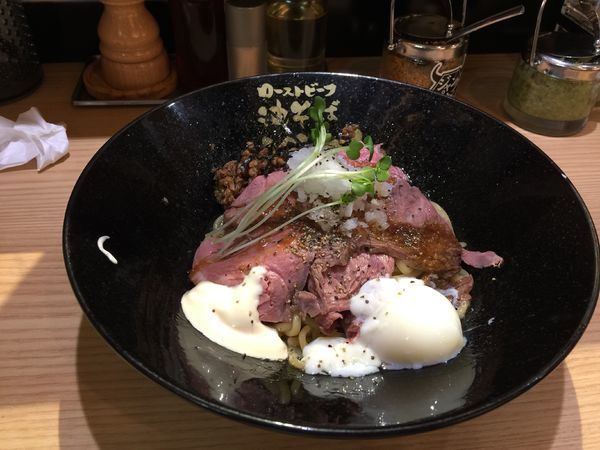 「ローストビーフ油そば (シングル) +温玉ドッピング」@ローストビーフ油そば ビーストの写真