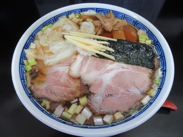 「ワンタン麺中（８８０円）＋ちゃあしゅう１５０円」@中華そば 亀喜屋の写真