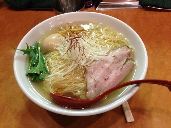 「香彩鶏だし塩ラーメン」@麺屋 翔 西新宿本店の写真