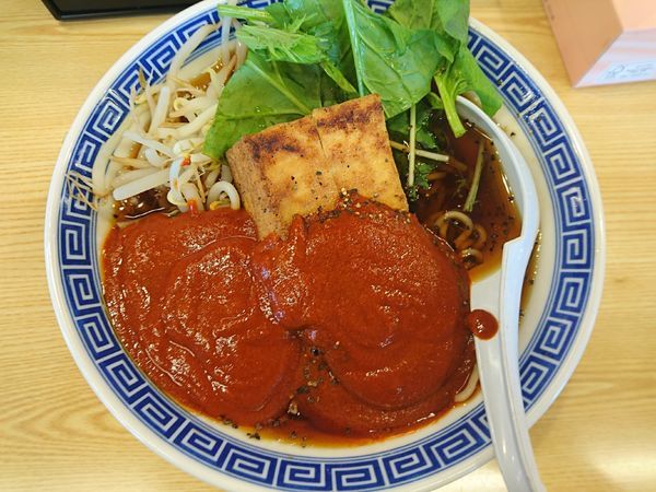 「カラスギル（厚揚げ、ニンニクなし）＋挑戦券（+5辛）」@うまい唐揚げらーめん かぐわしの写真