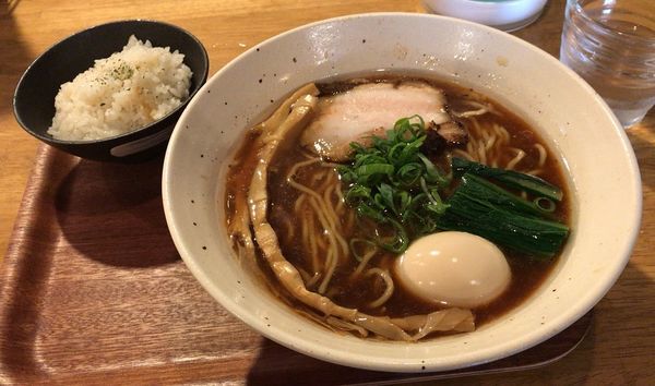 「べこ醤油らーめん＋味玉＋ご飯(780円＋100円＋サービス)」@tamazouの写真