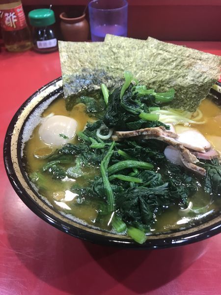 「81中盛りラーメン 味玉 ほうれん草」@家系総本山 ラーメン吉村家の写真
