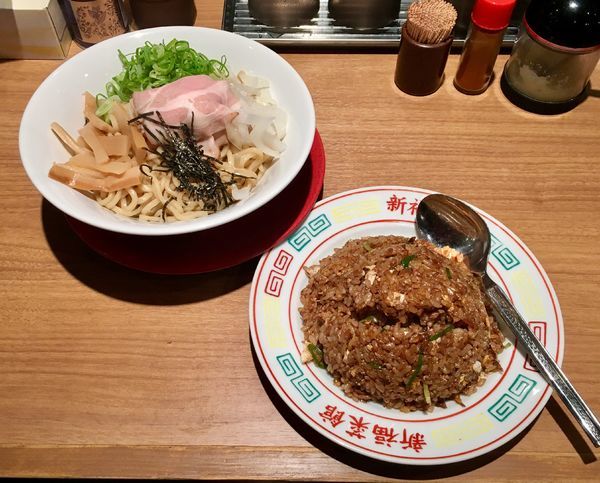 「煮干油そば 750円 + 焼き飯並」@新福菜館 伊勢佐木町店の写真