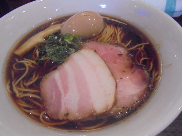 「醤油ラーメン＋味玉」@かしわぎの写真