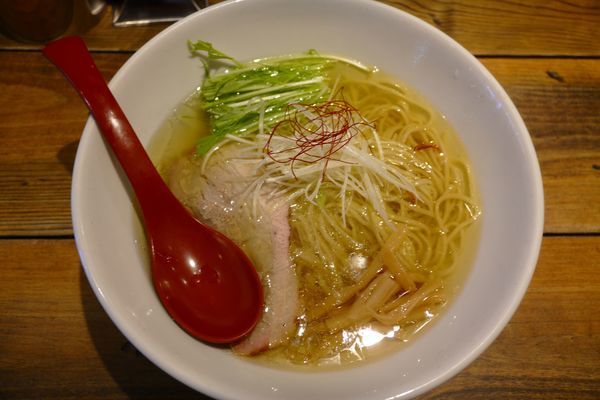 「香彩鶏だし塩らーめん¥790」@麺屋 翔 西新宿本店の写真