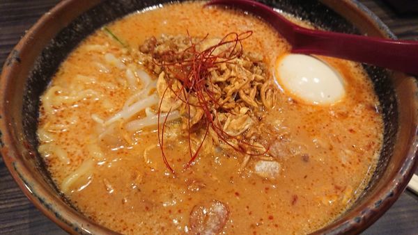 「辛味噌らーめん＋味噌漬け煮玉子」@麺場 田所商店 松戸六高台店の写真