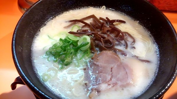 「とんこつラーメン　550円」@博多豚骨弐玉無料 かえだま 蒲田店の写真