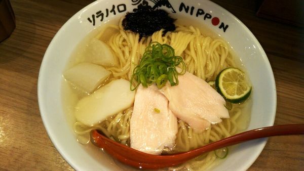 「冷たい煮干の塩らーめん（大盛同価格）880円」@ソラノイロ NIPPONの写真