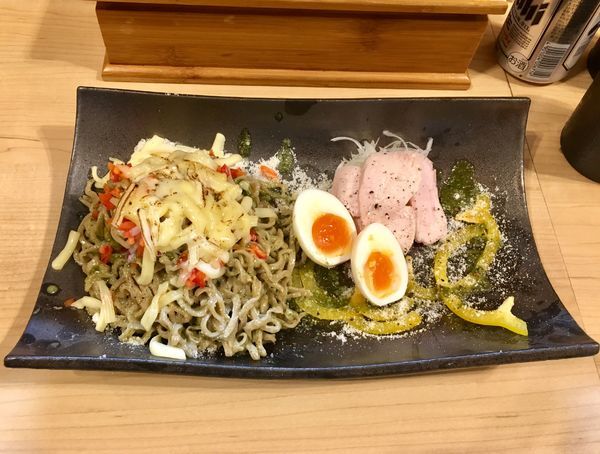 「ピロピロ麺のクリームジェノベーゼ混ぜそば+チーズ+味玉」@麺屋Mの写真