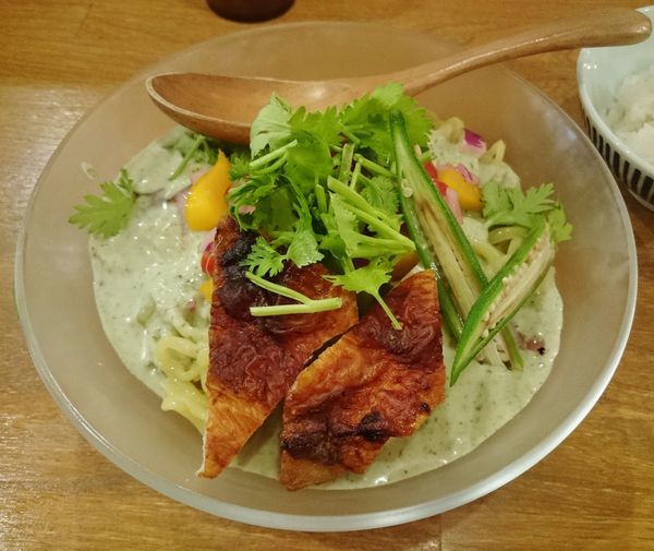 「モロヘイヤの冷やしグリーンカレー麺(限定) 1000円」@鶏ポタラーメン THANK お茶の水の写真