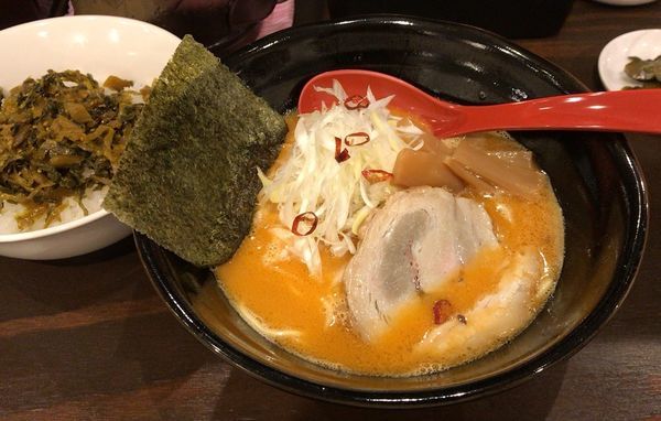 「赤い炎鶏白湯ラーメン(辛さ1/2)＋高菜飯セット」@麺処GAKUの写真